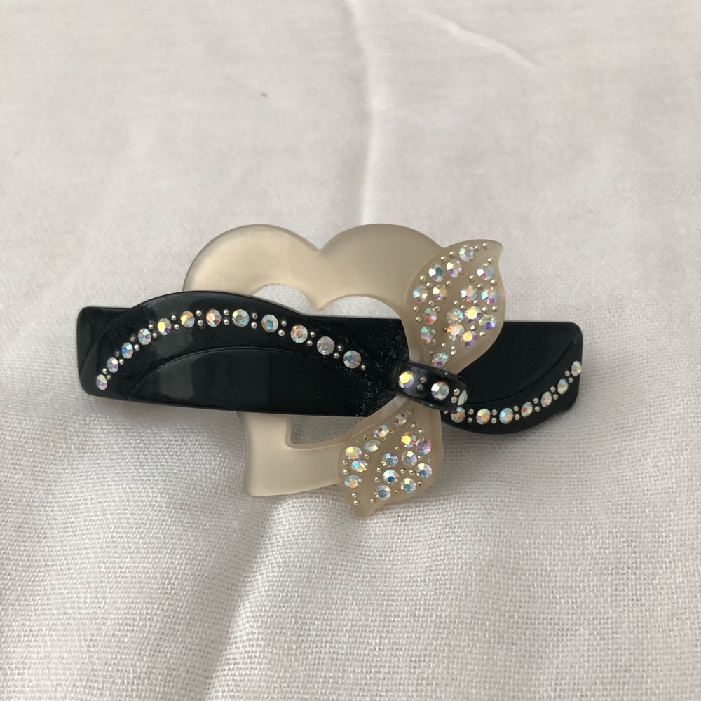 NWOT-Hair clips black and white